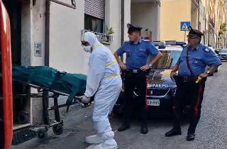 Teramo - Da giorni viveva col cadavere della madre in casa